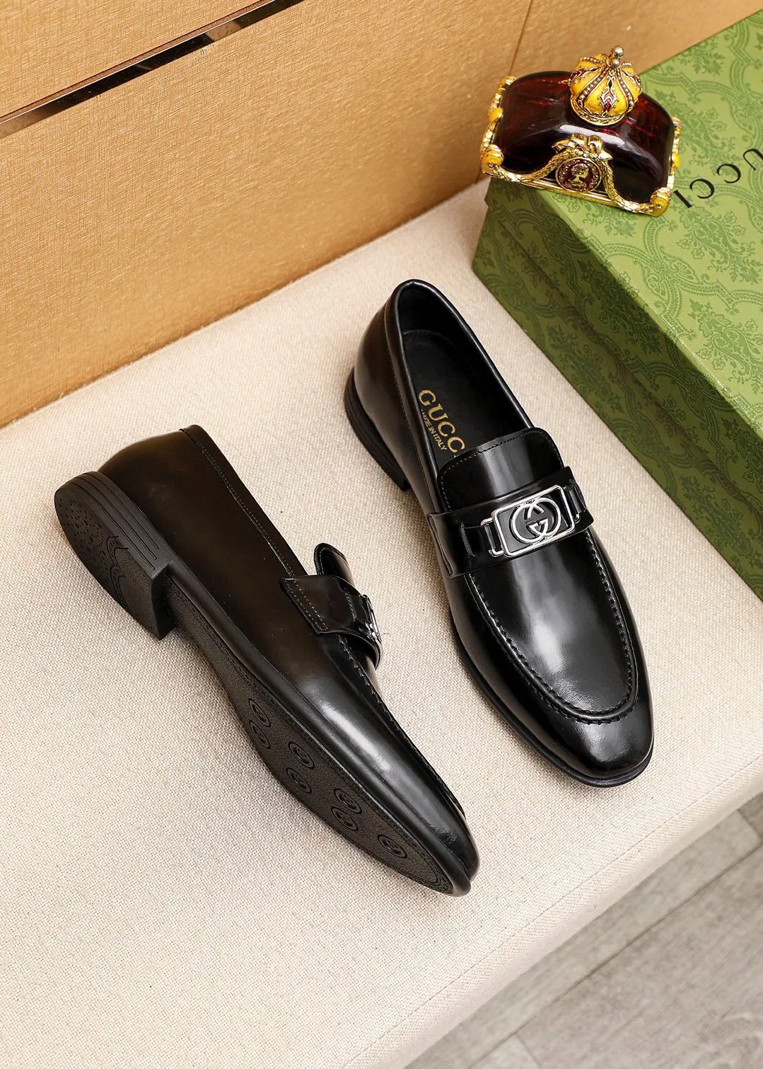 Men's shoes 💰460 💐 Product trademark: GUCCI "Gucci" casual leather shoes Regular size: 39-45 (38.45🉑️customized) Product materials: Selected imported first-layer open-edge beaded cowhide leather upper + luxury hardware buckle, imported cowhide leather lining. Strong three-dimensional visual effect, rubber outsole Color: 1⃣️color optional